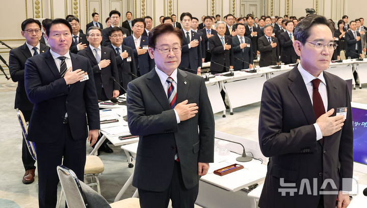 [서울=뉴시스] 조성봉 기자 = 이재명 대통령과 이재용 삼성전자 회장, 최태원 SK 회장 등 참석자들이 29일 청와대 영빈관에서 열린 ‘대한민국 대도약 3대 메가프로젝트 국민보고회’에서 국민의례를 하고 있다. 2026.06.29. suncho21@newsis.com