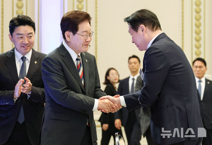 [서울=뉴시스] 조성봉 기자 = 이재명 대통령이 29일 청와대 영빈관에서 열린 ‘대한민국 대도약 3대 메가프로젝트 국민보고회’에 입장하며 최태원 SK 회장과 악수하고 있다. 2026.06.29. suncho21@newsis.com