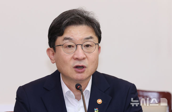 [서울=뉴시스] 조수정 기자 = 이억원 금융위원장이 29일 오후 서울 종로구 정부서울청사에서 금융소비자보호 정책평가위원회 출범회의를 주재하고 있다. 2026.06.29. chocrystal@newsis.com