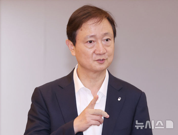 [서울=뉴시스] 조수정 기자 = 이찬진 금융감독원 원장이 29일 오후 서울 종로구 정부서울청사에서 금융소비자보호 정책평가위원회 출범회의에 입장하고 있다. 2026.06.29. chocrystal@newsis.com