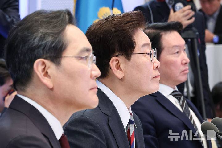 [서울=뉴시스] 조성봉 기자 = 이재명 대통령과 이재용 삼성전자 회장, 최태원 SK 회장이 29일 청와대 영빈관에서 열린 ‘대한민국 대도약 3대 메가프로젝트 국민보고회’에서 정책 발표를 듣고 있다. 2026.06.29. suncho21@newsis.com