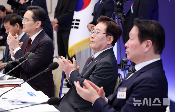 [서울=뉴시스] 조성봉 기자 = 이재명 대통령과 이재용 삼성전자 회장, 최태원 SK 회장이 29일 청와대 영빈관에서 열린 ‘대한민국 대도약 3대 메가프로젝트 국민보고회’에서 정책 발표를 들으며 박수를 치고 있다. 2026.06.29. suncho21@newsis.com