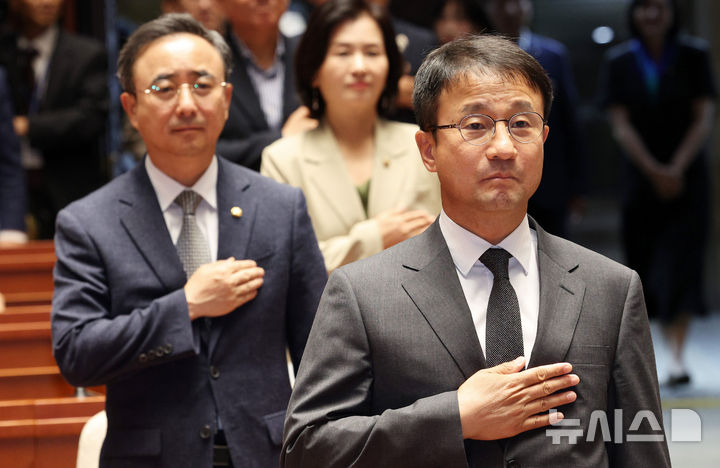 [서울=뉴시스] 고범준 기자 = 한병도 더불어민주당 대표 직무대행 겸 원내대표가 29일 서울 여의도 국회에서 열린 의원총회에서 국민의례를 하고 있다. 2026.06.29. bjko@newsis.com