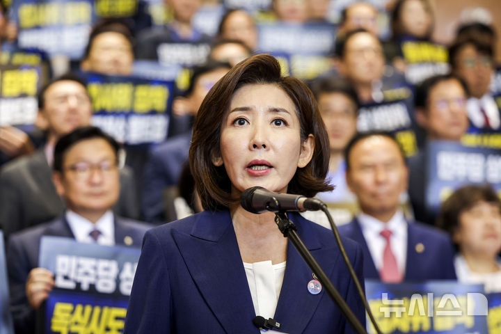 [서울=뉴시스] 정병혁 기자 = 나경원 국민의힘 의원이 지난달 29일 서울 여의도 국회 로텐더홀에서 열린 더불어민주당 원 구성 강행 규탄대회에서 발언하고 있다. 2026.06.29. jhope@newsis.com