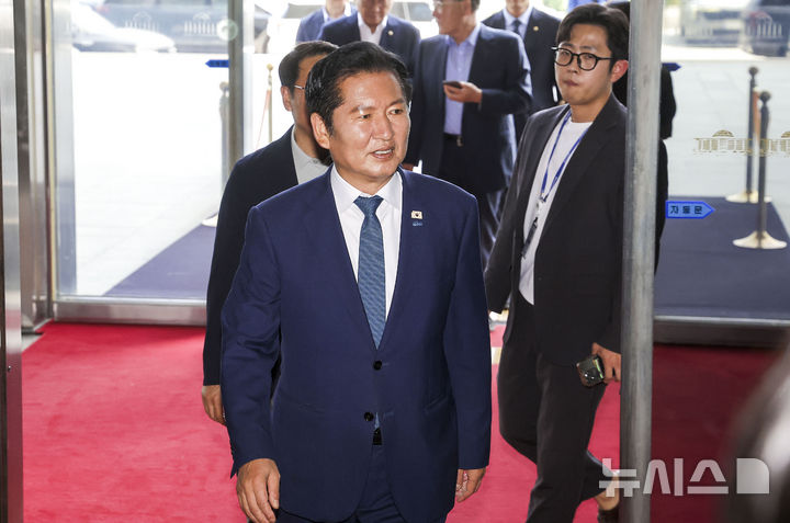 [서울=뉴시스] 정병혁 기자 = 정청래 전 더불어민주당 대표가 29일 서울 여의도 국회에서 열린 의원총회에 참석하기 위해 이동하고 있다. 2026.06.29. jhope@newsis.com