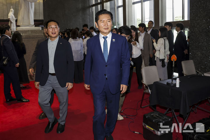 [서울=뉴시스] 정병혁 기자 = 정청래 전 더불어민주당 대표가 29일 서울 여의도 국회에서 열린 의원총회에 참석하기 위해 이동하고 있다. 2026.06.29. jhope@newsis.com