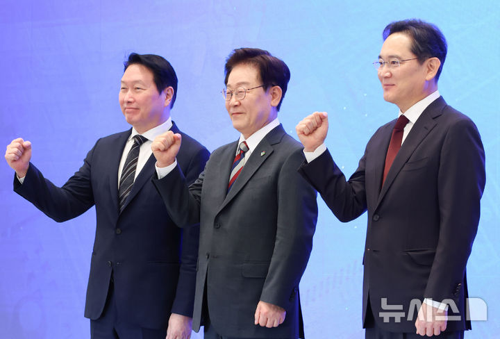 [서울=뉴시스] 조성봉 기자 = 이재명 대통령과 이재용(오른쪽) 삼성전자 회장, 최태원 SK 회장이 지난달 29일 청와대 영빈관에서 열린 ‘대한민국 대도약 3대 메가프로젝트 국민보고회’에서 기념촬영을 하고 있다. 2026.06.29. suncho21@newsis.com