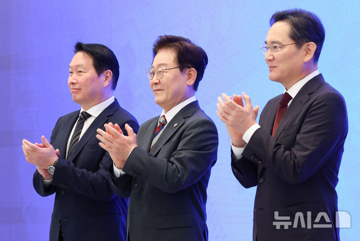 [서울=뉴시스] 조성봉 기자 = 이재명 대통령과 이재용(오른쪽) 삼성전자 회장, 최태원 SK 회장이 29일 청와대 영빈관에서 열린 ‘대한민국 대도약 3대 메가프로젝트 국민보고회’에서 박수를 치고 있다. 2026.06.29. suncho21@newsis.com