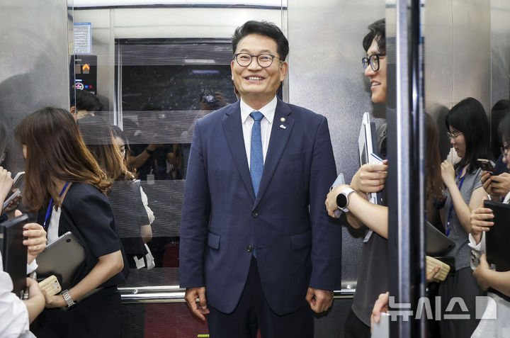 [서울=뉴시스] 정병혁 기자 = 송영길 더불어민주당 의원이 29일 서울 여의도 국회에서 이동하고 있다. 2026.06.29. jhope@newsis.com