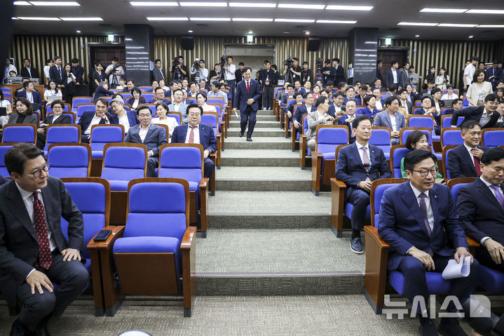 [서울=뉴시스] 정병혁 기자 = 29일 서울 여의도 국회에서 열린 국민의힘 의원총회에서 장동혁 대표의 빈 자리가 보이고 있다. 2026.06.29. jhope@newsis.com
