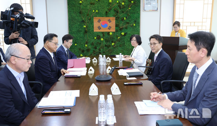 [서울=뉴시스] 조수정 기자 = 김진오(오른쪽 두번째) 저출산고령사회위원회 부위원장이 29일 오후 서울 종로구 정부서울청사에서 가족(청년) 관계·소통 역량 지원방안 관계부처 회의를 주재하고 있다. 왼쪽 두번째는 정구창 성평등가족부 차관. 2026.06.29. chocrystal@newsis.com
