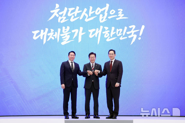 [서울=뉴시스] 조성봉 기자 = 이재명 대통령과 이재용(오른쪽) 삼성전자 회장, 최태원 SK 회장이 29일 청와대 영빈관에서 열린 ‘대한민국 대도약 3대 메가프로젝트 국민보고회’에서 기념촬영을 하고 있다. 2026.06.29. suncho21@newsis.com