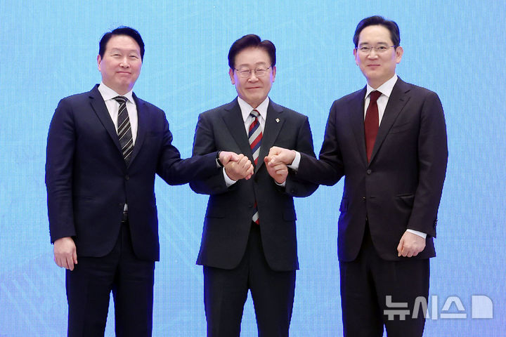 [서울=뉴시스] 조성봉 기자 = 이재명 대통령과 이재용(오른쪽) 삼성전자 회장, 최태원 SK 회장이 29일 청와대 영빈관에서 열린 ‘대한민국 대도약 3대 메가프로젝트 국민보고회’에서 기념촬영을 하고 있다. 2026.06.29. suncho21@newsis.com