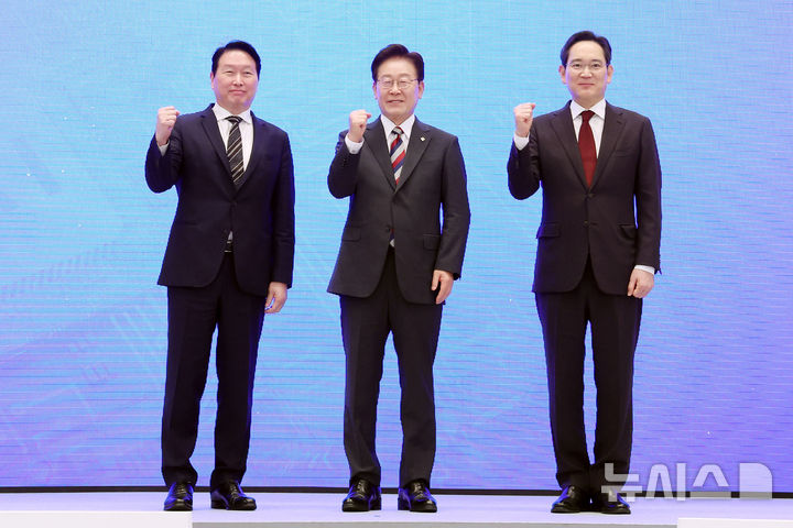 [서울=뉴시스] 조성봉 기자 = 이재명 대통령과 이재용(오른쪽) 삼성전자 회장, 최태원 SK 회장이 29일 청와대 영빈관에서 열린 ‘대한민국 대도약 3대 메가프로젝트 국민보고회’에서 기념촬영을 하고 있다. 2026.06.29. suncho21@newsis.com