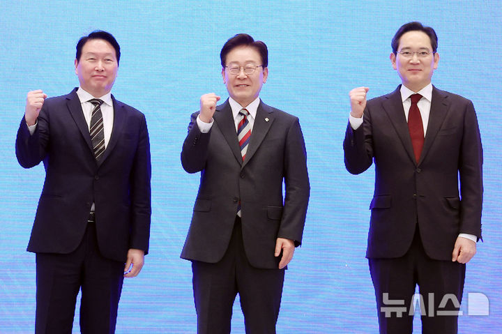 [서울=뉴시스] 조성봉 기자 = 이재명 대통령과 이재용(오른쪽) 삼성전자 회장, 최태원 SK 회장이 29일 청와대 영빈관에서 열린 ‘대한민국 대도약 3대 메가프로젝트 국민보고회’에서 기념촬영을 하고 있다. 2026.06.29. suncho21@newsis.com