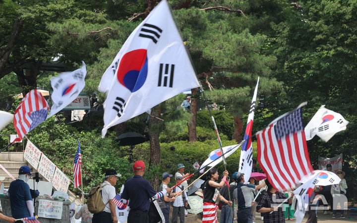 [서울=뉴시스] 권창회 기자 = 투표용지 부족 사태에 항의하며 개표소 봉쇄 시위가 25일째 이어지고 있는 29일 오후 서울 송파구 올림픽공원 핸드볼경기장 앞에서 시위대들이 구호를 외치고 있다. 2026.06.29. kch0523@newsis.com