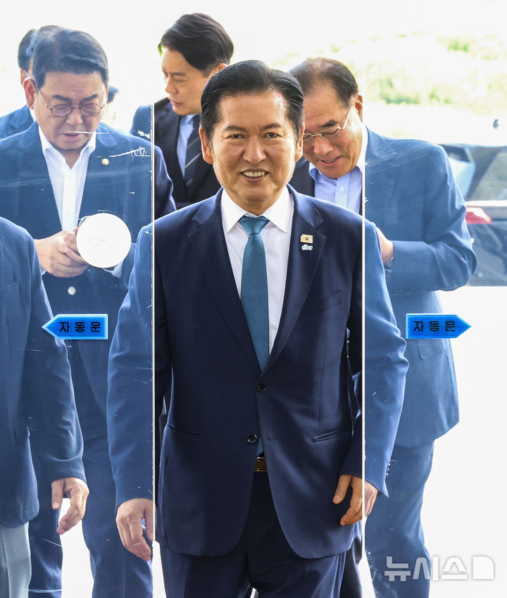 [서울=뉴시스] 김근수 기자 = 정청래 전 더불어민주당 대표가 29일 오후 서울 여의도 국회에서 열린 의원총회에 참석하고 있다. 2026.06.29. ks@newsis.com