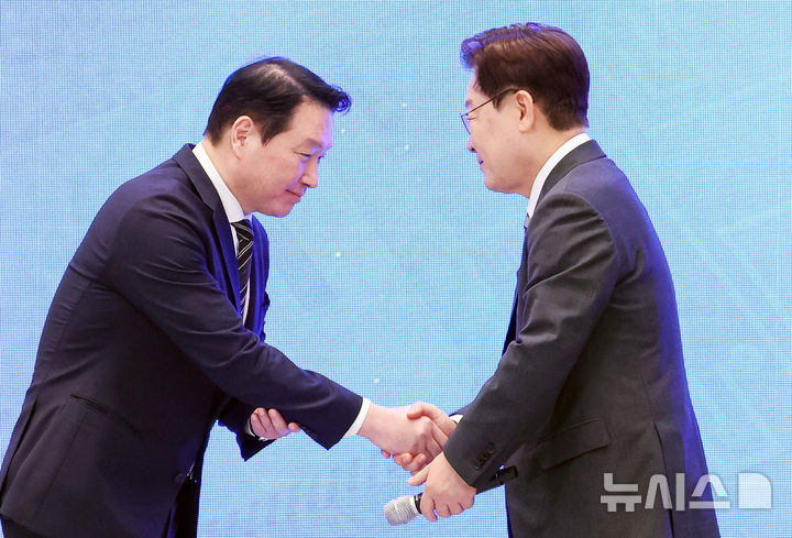 [서울=뉴시스] 조성봉 기자 = 이재명 대통령과 최태원 SK 회장이 29일 청와대 영빈관에서 열린 ‘대한민국 대도약 3대 메가프로젝트 국민보고회’에서 악수하고 있다. 2026.06.29. suncho21@newsis.com
