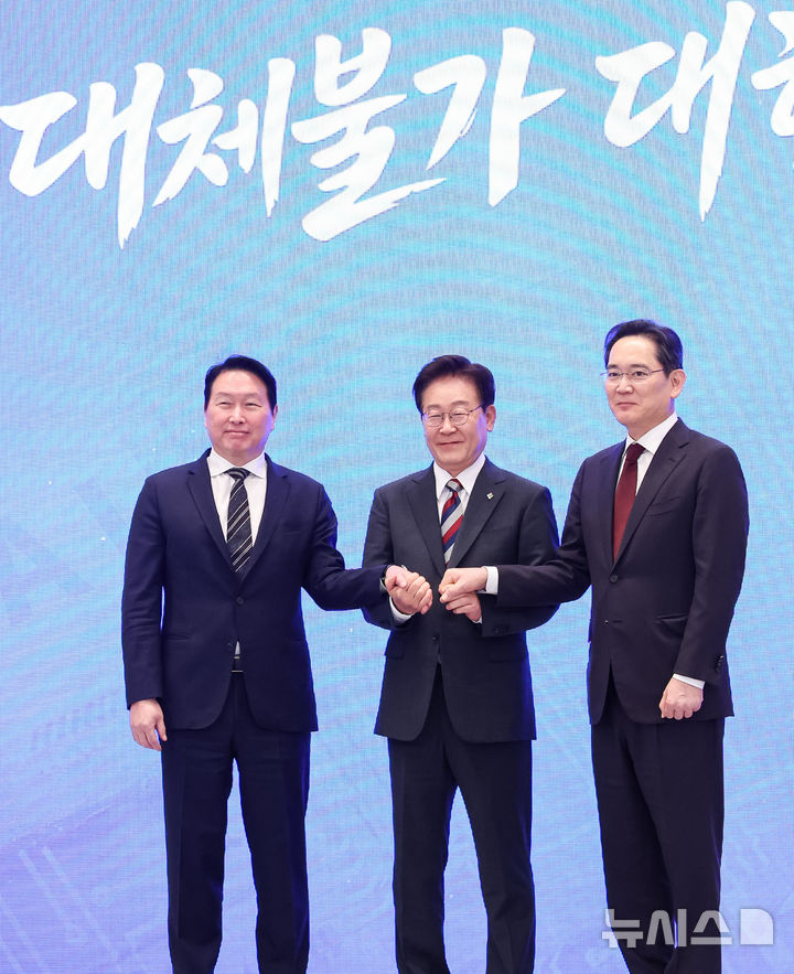 [서울=뉴시스] 조성봉 기자 = 이재명 대통령과 이재용(오른쪽) 삼성전자 회장, 최태원 SK 회장이 29일 청와대 영빈관에서 열린 ‘대한민국 대도약 3대 메가프로젝트 국민보고회’에서 기념촬영을 하고 있다. 2026.06.29. suncho21@newsis.com