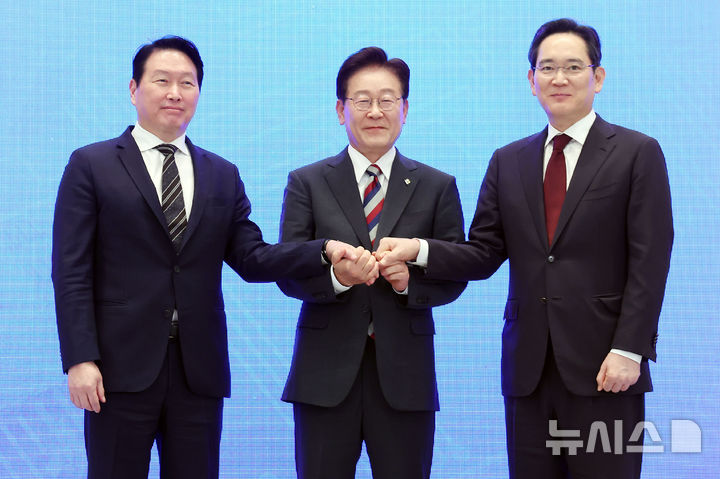 [서울=뉴시스] 조성봉 기자 = 이재명 대통령과 이재용(오른쪽) 삼성전자 회장, 최태원 SK 회장이 29일 청와대 영빈관에서 열린 ‘대한민국 대도약 3대 메가프로젝트 국민보고회’에서 기념촬영을 하고 있다. 2026.06.29. suncho21@newsis.com