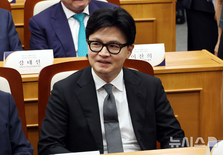 [서울=뉴시스] 최진석 기자 = 한동훈 무소속 의원이 29일 여의도 국회박물관에서 열린 김덕룡 김영삼민주센터 이사장 회고록 출판기념회에 참석하고 있다. 2026.06.29. myjs@newsis.com