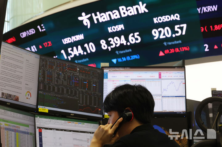 [서울=뉴시스] 권창회 기자 = 29일 오후 서울 중구 하나은행 딜링룸에서 딜러들이 업무를 보고 있다.코스피가 전 거래일보다 16.56포인트(0.2%) 내린 8394.65에 마감했다. 코스닥 지수는 전 거래일보다 69.20포인트(8.13%) 상승한 920.57, 원·달러 환율은 전 거래일보다 13.2원 상승한 1545.2원에 마감했다. 2026.06.29. kch0523@newsis.com
