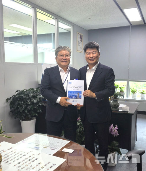 장세일 전남 영광군수(왼쪽)는 29일 기획재정부를 방문해 박창환 예산총괄심의관을 잇달아 만나 총사업비 3210억원 규모의 주요 사업을 정부 예산안에 반영해 줄 것을 건의했다. (사진=영광군 제공) photo@newsis.com *재판매 및 DB 금지