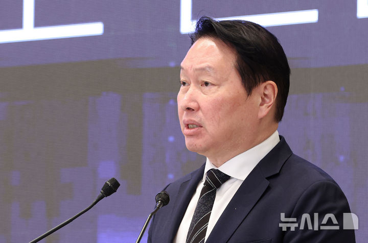 [서울=뉴시스] 조성봉 기자 = 최태원 SK 회장이 29일 청와대 영빈관에서 열린 ‘대한민국 대도약 3대 메가프로젝트 국민보고회’에서 투자 계획 발표를 하고 있다. 2026.06.29. suncho21@newsis.com