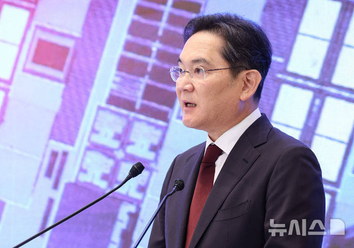 [서울=뉴시스] 조성봉 기자 = 이재용 삼성전자 회장이 29일 청와대 영빈관에서 열린 ‘대한민국 대도약 3대 메가프로젝트 국민보고회’에서 투자 계획 발표를 하고 있다. 2026.06.29. suncho21@newsis.com