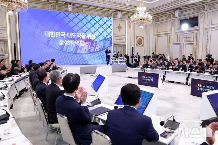 [서울=뉴시스] 조성봉 기자 = 이재용 삼성전자 회장이 29일 청와대 영빈관에서 열린 ‘대한민국 대도약 3대 메가프로젝트 국민보고회’에서 투자 계획 발표를 하고 있다. 2026.06.29. suncho21@newsis.com