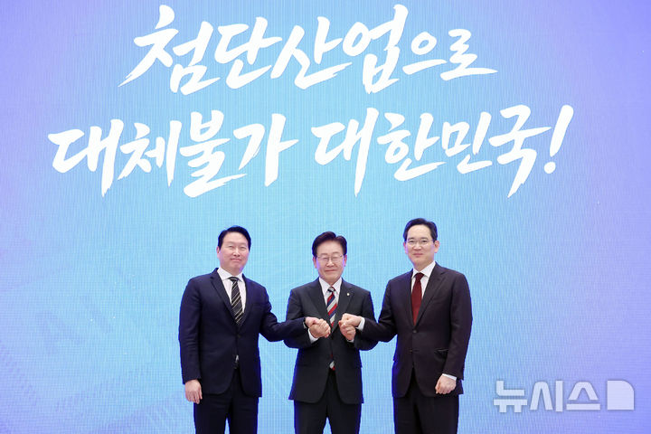 [서울=뉴시스] 조성봉 기자 = 이재명 대통령과 이재용(오른쪽) 삼성전자 회장, 최태원 SK 회장이 29일 청와대 영빈관에서 열린 ‘대한민국 대도약 3대 메가프로젝트 국민보고회'에서 기념촬영을 하고 있다. 2026.06.29. suncho21@newsis.com