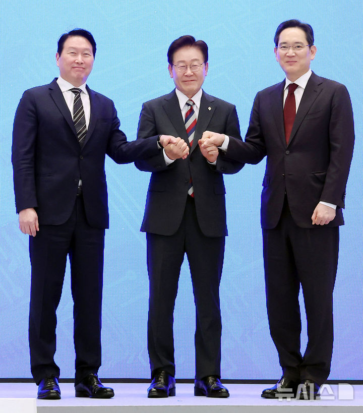 [서울=뉴시스] 조성봉 기자 = 이재명 대통령과 이재용(오른쪽) 삼성전자 회장, 최태원 SK 회장이 29일 청와대 영빈관에서 열린 ‘대한민국 대도약 3대 메가프로젝트 국민보고회'에서 기념촬영을 하고 있다. 2026.06.29. suncho21@newsis.com