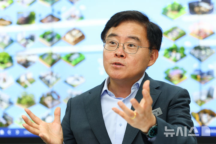 [서울=뉴시스] 황준선 기자 = 진교훈 강서구청장이 지난 29일 서울 강서구청에서 뉴시스와 인터뷰 하고 있다. 2026.07.03. hwang@newsis.com