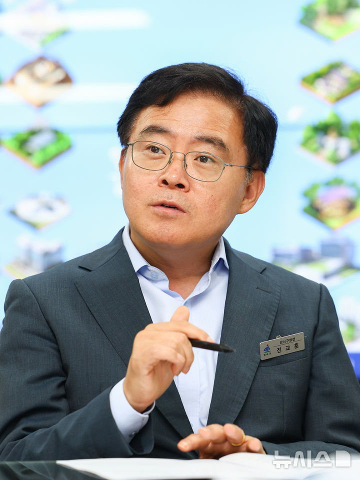 [서울=뉴시스] 황준선 기자 = 진교훈 강서구청장이 지난 29일 서울 강서구청에서 뉴시스와 인터뷰 하고 있다. 2026.07.03. hwang@newsis.com