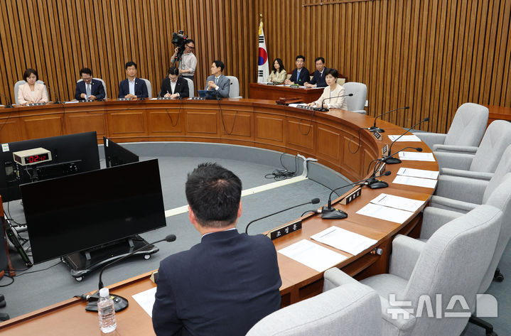 [서울=뉴시스] 최진석 기자 = 29일 여의도 국회에서 열린 국무총리(한성숙) 임명동의안 심사를 위한 인사청문회에 국민의힘 의원들의 자리가 비어 있다. 2026.06.29. myjs@newsis.com