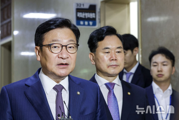 [서울=뉴시스] 정병혁 기자 = 정점식 국민의힘 원내대표와 김승수 원내운영수석부대표가 29일 서울 여의도 국회 운영위원장실에서 하반기 국회 원 구성과 관련해 한병도 더불어민주당 대표 직무대행 겸 원내대표와 협상한 뒤 나와 입장을 밝히고 있다. 2026.06.29. jhope@newsis.com