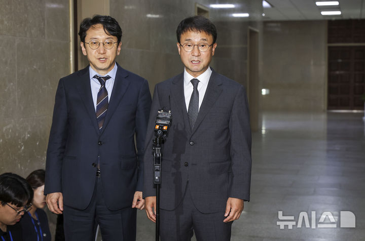 [서울=뉴시스] 정병혁 기자 = 한병도 더불어민주당 대표 직무대행 겸 원내대표와 천준호 원내운영수석부대표가 29일 서울 여의도 국회 운영위원장실에서 하반기 국회 원 구성과 관련해 정점식 국민의힘 원내대표와 협상한 뒤 나와 취재진에게 입장을 밝히고 있다. 2026.06.29. jhope@newsis.com