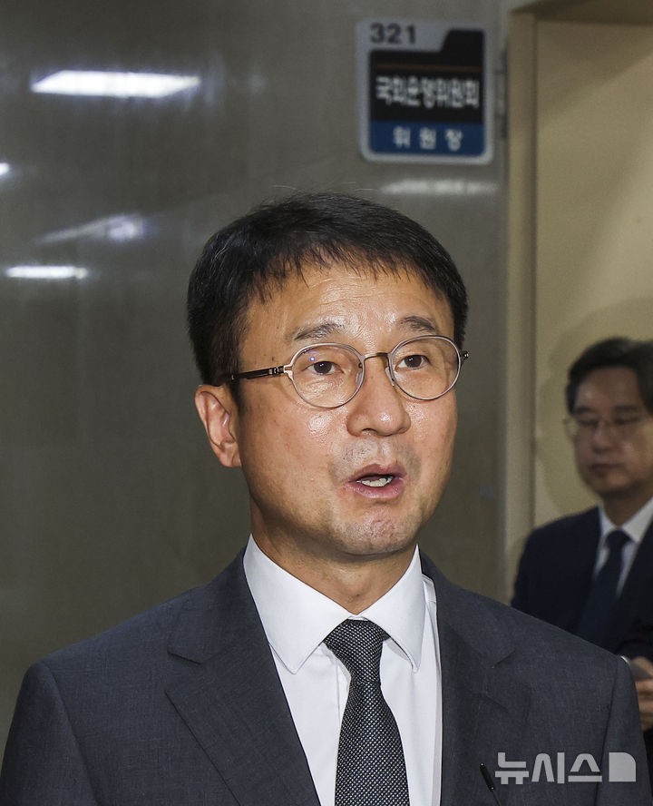 [서울=뉴시스] 정병혁 기자 = 한병도 더불어민주당 대표 직무대행 겸 원내대표가 29일 서울 여의도 국회 운영위원장실에서 하반기 국회 원 구성과 관련해 정점식 국민의힘 원내대표와 협상한 뒤 나와 취재진에게 입장을 밝히고 있다. 2026.06.29. jhope@newsis.com