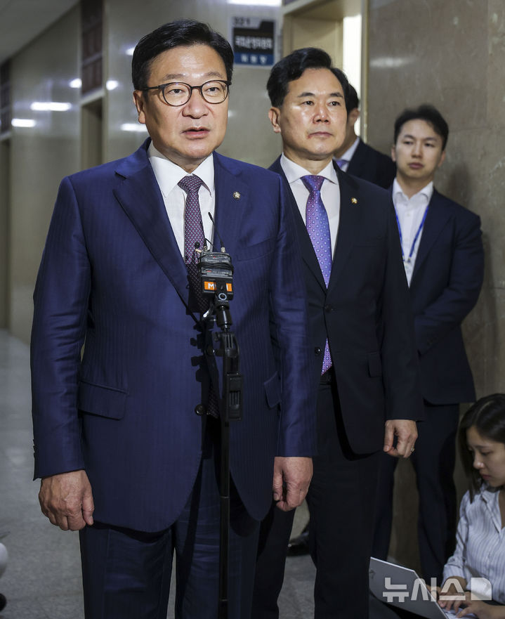 [서울=뉴시스] 정병혁 기자 = 정점식 국민의힘 원내대표와 김승수 원내운영수석부대표가 29일 서울 여의도 국회 운영위원장실에서 하반기 국회 원 구성과 관련해 한병도 더불어민주당 대표 직무대행 겸 원내대표와 협상한 뒤 나와 입장을 밝히고 있다. 2026.06.29. jhope@newsis.com