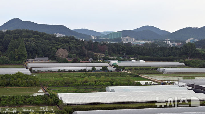 [광주=뉴시스] 이영주 기자 = 삼성전자와 SK하이닉스가 반도체 생산 공장(팹·Fab)을 전남광주특별시에 짓기로 한 29일 오후 호남권 반도체 생산 공장 후보지 중 하나로 거론되는 광주 서구 마륵동 탄약고 부지가 임야에 둘러싸여 있다. 2026.06.29. leeyj2578@newsis.com