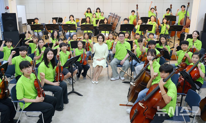 [서울=뉴시스] 최동준 기자 = 김혜경 여사가 29일 서울 구로아트밸리 예술극장에서 꿈의 오케스트라 단원의 합주 연습을 참관한 뒤 기념촬영을 하고 있다. (청와대통신사진기자단) 2026.06.29. photocdj@newsis.com