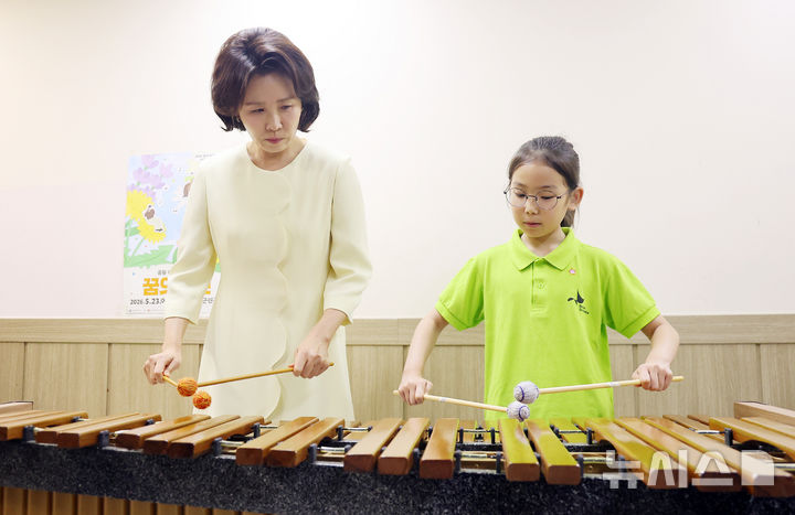 [서울=뉴시스] 최동준 기자 = 김혜경 여사가 29일 서울 구로아트밸리 예술극장에서 꿈의 오케스트라 단원과 함께 마림바 연주를 하고 있다. (청와대통신사진기자단) 2026.06.29. photocdj@newsis.com