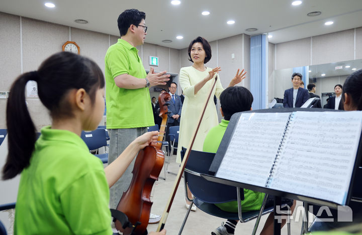 [서울=뉴시스] 최동준 기자 = 김혜경 여사가 29일 서울 구로아트밸리 예술극장에서 꿈의 오케스트라 단원의 합주 연습을 참관하며 대화하고 있다. (청와대통신사진기자단) 2026.06.29. photocdj@newsis.com