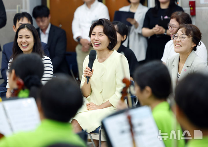 [서울=뉴시스] 최동준 기자 = 김혜경 여사가 29일 서울 구로아트밸리 예술극장에서 꿈의 오케스트라 단원의 합주 연습을 참관한 뒤 격려사를 하고 있다. (청와대통신사진기자단) 2026.06.29. photocdj@newsis.com