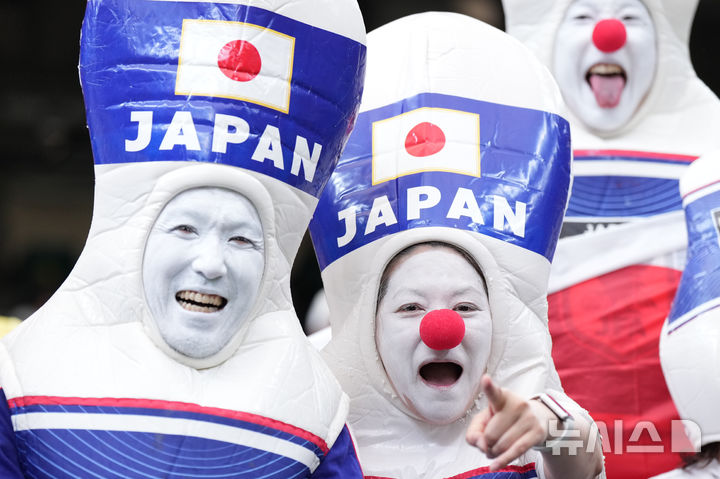 [휴스턴=AP/뉴시스] 지난달 29일(현지 시간) 미국 휴스턴에서 열린 2026 FIFA 북중미 월드컵 32강전 브라질 대 일본 경기에서 일본 팬들이 응원하고 있다. 2026.07.06.