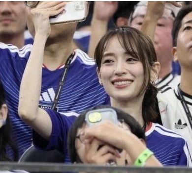 [서울=뉴시스]관중석에서 포착된 이즈미 리카.(사진출처: 엑스)