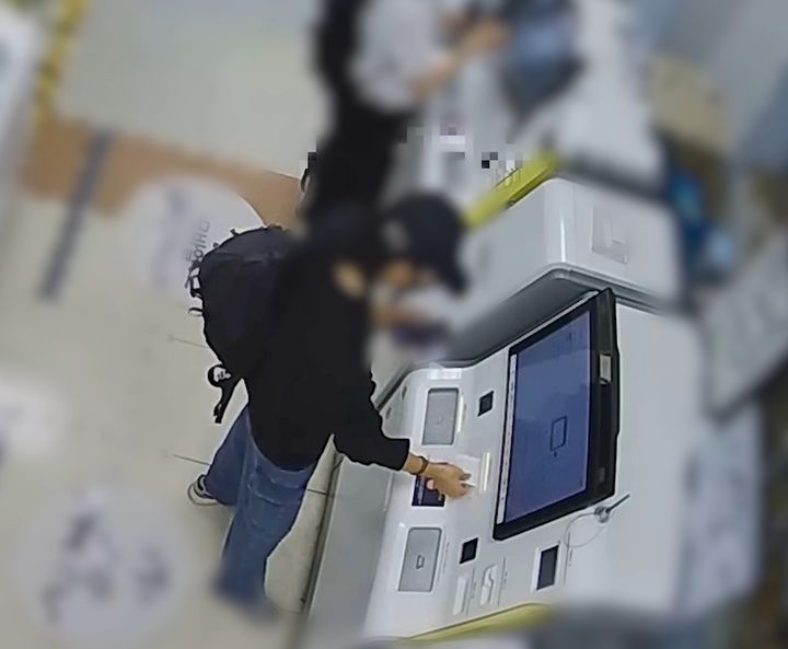 [화성=뉴시스] 인출책이 범죄수익금을 인출하는 모습. (사진=화성동탄경찰서 제공) 2026.06.30. photo@newsis.com *재판매 및 DB 금지
