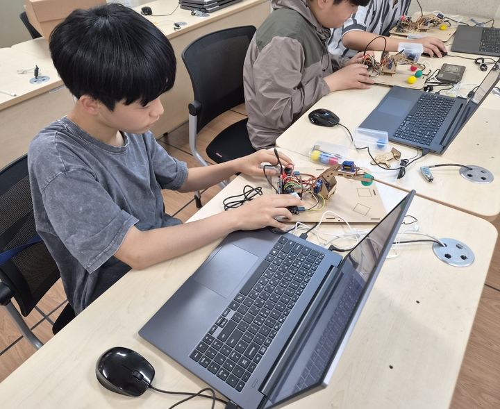 [화성=뉴시스] 화성세정중학교 학생들이 '디지털새싹캠프'에 참가해 신체·심장병 데이터 분석, 로봇암 자동화를 체험하고 있다. (사진=화성오산교육지원청 제공) 2026.06.30. photo@newsis.com *재판매 및 DB 금지