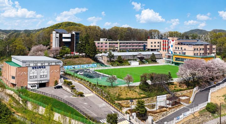 [화성=뉴시스] 화성시 만세구 남양고등학교 전경. 드론으로 촬영한 전경에 친환경 인조잔디를 조성한 후의 모습을 재현했다. (사진=화성오산교육지원청 제공) 2026.06.30. photo@newsis.com *재판매 및 DB 금지