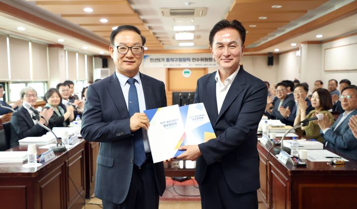 [서울=뉴시스] 인수위원회 보고서를 함께 든 권대중 위원장(왼쪽)과 류삼영 당선인(오른쪽). (사진=동작구 제공) 2026.06.30. photo@newsis.com *재판매 및 DB 금지